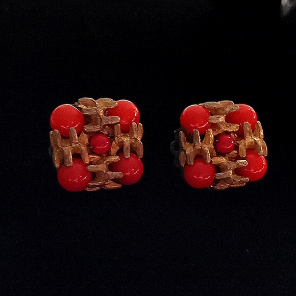 SuPer Rare c1940s VOGUE Gold Tone Red-Orange Coral Lucite Bead Clip Earring - Picture 16 of 16